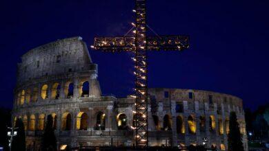 Photo of Sin el Papa Francisco, Viacrucis se lleva en el Coliseo de Roma