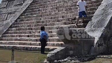 Photo of Turista sube a la pirámide de Chichén Itzá