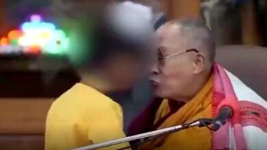 Photo of Dalai Lama besa a un niño en la boca y causa controversia