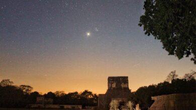 Photo of Júpiter se posa sobre el cielo nocturno de Chichén Itzá