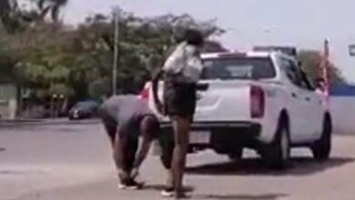 Photo of Regala tenis a indigente en Yucatán