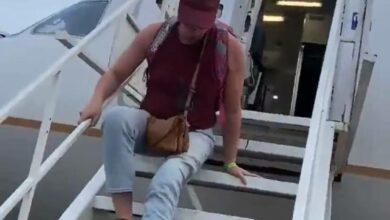 Photo of Atleta paralímpica baja de avión a rastras por falta de rampas 