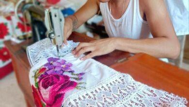 Photo of Joven cose y borda la blusa que le regaló a su mamá 