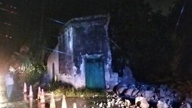 Photo of Por fuerte lluvia se derrumba casona abandonada en Tekax