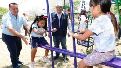 Photo of Renán Barrera entrega remodelación del parque de San Pedro Chimay