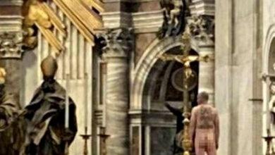Photo of Hombre se desnuda en el Vaticano en protesta contra guerra en Ucrania. VIDEO