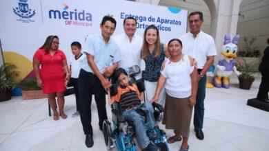 Photo of Renán Barrera entregan apoyos a personas con discapacidad