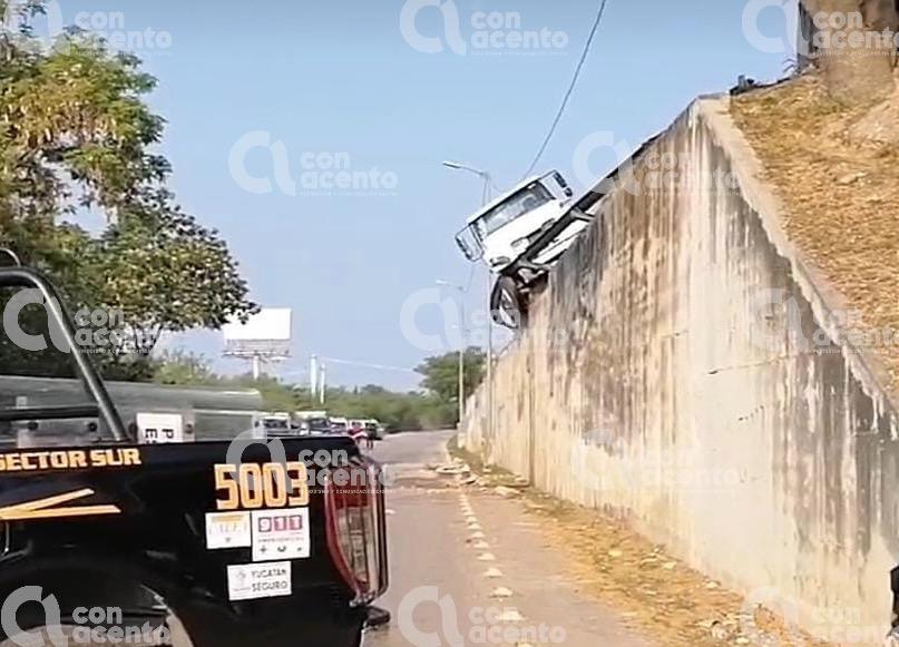 Camión casi cae de Puente en la Mérida-Xmatkuil | Con Acento