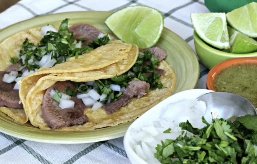 Tacos de lengua entre los platillos de "Menudencias Mejor Calificados