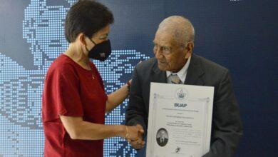 Photo of Don Felipe se titula como ingeniero de la BUAP a sus 86 años