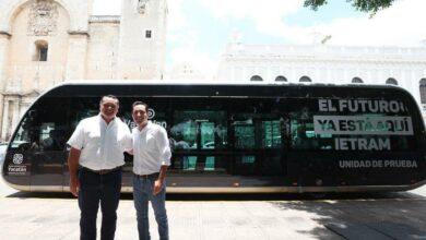 Photo of Mauricio Vila supervisa la unidad de prueba del Ie-tram