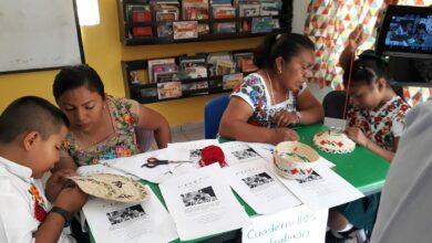 Photo of Enseñan a sus alumnos a bordar en punto de cruz 