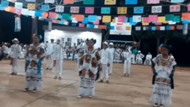 Photo of Bailan jarana para su vals de graduación 