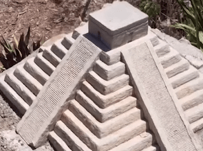 Photo of Seres de luz le encargaron construir esta réplica de la pirámide de Kukulcán