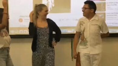 Photo of Le enseña a bailar jarana a su maestra en Canadá. VIDEO
