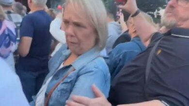 Photo of Confunde a mujer con su esposa durante concierto y se vuelve viral. VIDEO