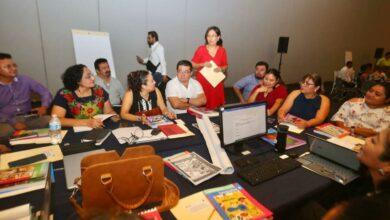 Photo of Padres y docentes analizan libros de la SEP
