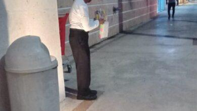 Photo of Abuelito vende dulces afuera de centro comercial, piden apoyarlo