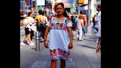 Photo of Posa con su huipil yucateco en New York 