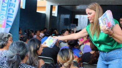 Photo of Cecilia Patrón apoya a estudiantes, entrega paquetes escolares
