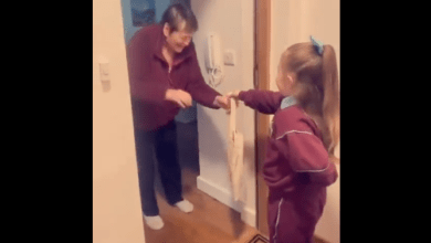 Photo of Su vecina perdió a su esposo y ella decidió apoyarla en su duelo 