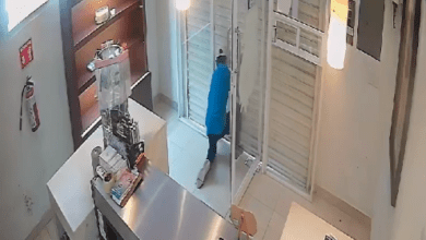 Photo of Entra a robar y empleada lo deja encerrado. VIDEO  