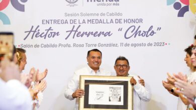 Photo of Renán Barrera entrega a “Octavio Ayil” la medalla Héctor Herrera “Cholo”