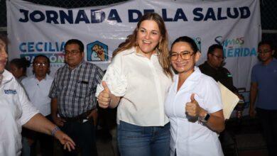Photo of Cecilia Patrón acerca servicios de salud 