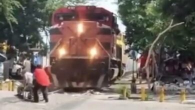 Photo of Salvan a hombre en silla de ruedas de ser arrollado por el tren. VIDEO