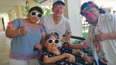 Photo of “Patch Adams Yucatecos” llevan alegría a abuelitos de albergue