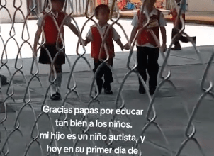 Photo of Toman de la mano a su compañero con autismo en primer día de clases. VIDEO