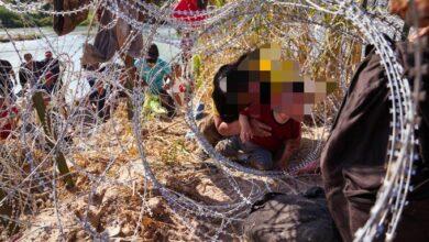Photo of El alambre de púas no frena el cruce de migrantes 