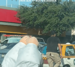 Photo of “Drs. Simis” ayudan a empujar un taxi 