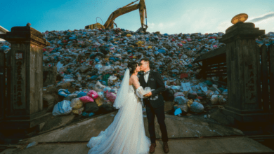 Photo of Se toman fotos de su boda en basurero para denunciar contaminación 