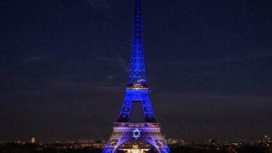 Photo of Torre Eiffel en París se ilumina con los colores de la bandera de Israel