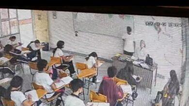Photo of Alumno apuñala a su maestra por la espalda en plena clase