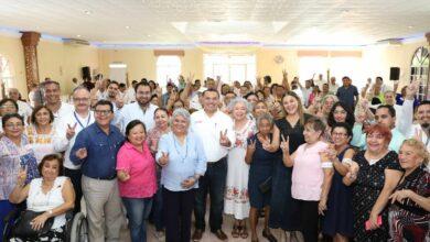 Photo of Renán Barrera escucha a personas mayores de Yucatán