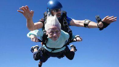 Photo of Abuelita de 104 se lanza de paracaídas y rompe récord 