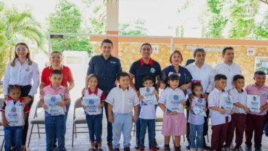 Photo of Estudiantes del sur de Yucatán reciben sus paquetes de “Impulso Escolar”