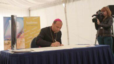 Photo of Papa Francisco acepta renuncia de obispo involucrado en fiesta sexual
