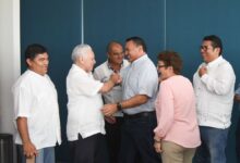 Photo of Renán Barrera y líderes sindicales juntos a defender a Yucatán