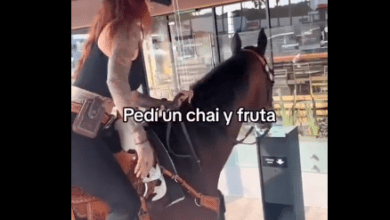 Photo of Llegan en caballo a Starbucks y les atienden