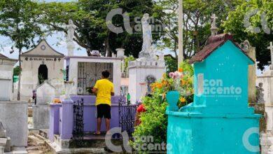 Photo of Yucatecos se vuelcan a los cementerios en Día de Muertos