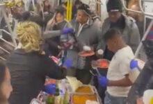 Photo of Celebran Día de Acción de Gracias dentro del Metro de Nueva York