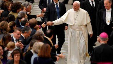 Photo of Vaticano aprueba que transexuales puedan bautizarse y ser padrinos