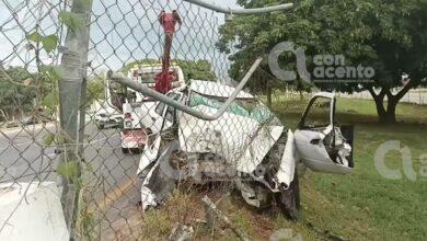 Photo of Choca y destroza su auto; sale vivo 