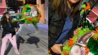 Photo of Celebran posada con piñata con fotos de sus ex
