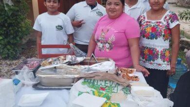 Photo of Familia regala comida a antorchistas en las carreteras