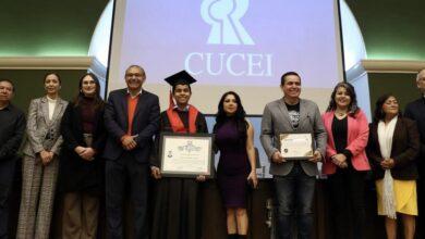 Photo of Adolescente prodigio recibe su título universitario