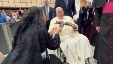 Photo of Papa Francisco recibe réplica del Tren Maya